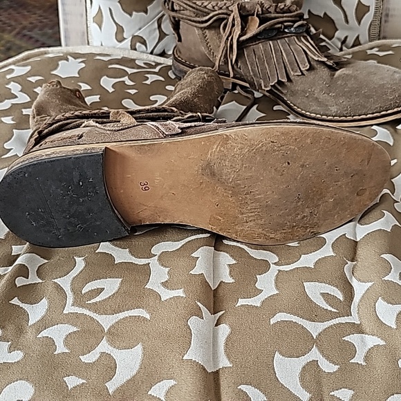 Boots - Picture 3 of 5